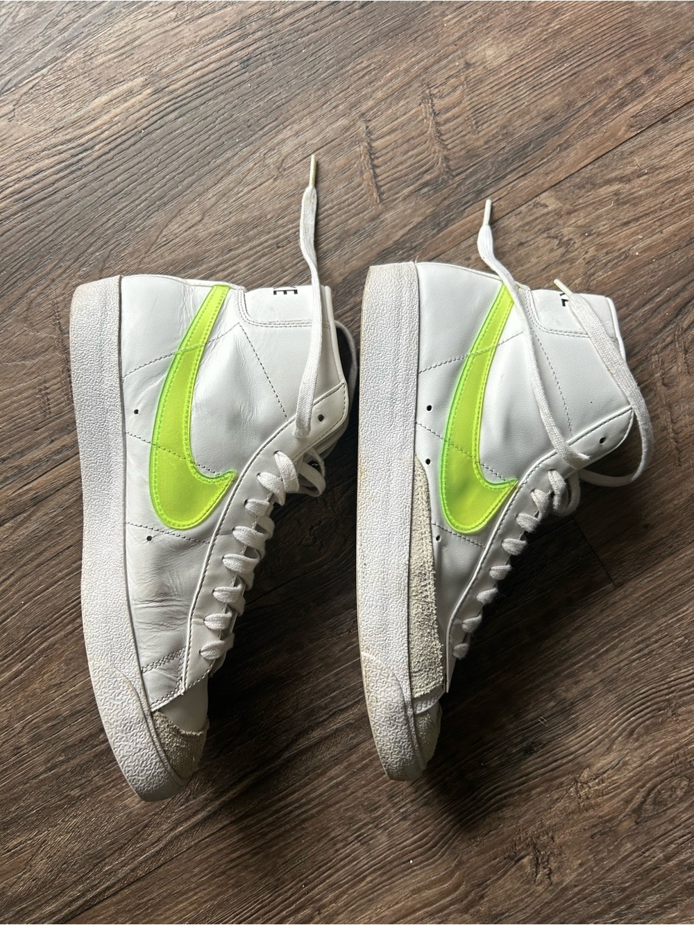 Nike Blazer Mid 77
White Lemon Venom (Women's)  10.5